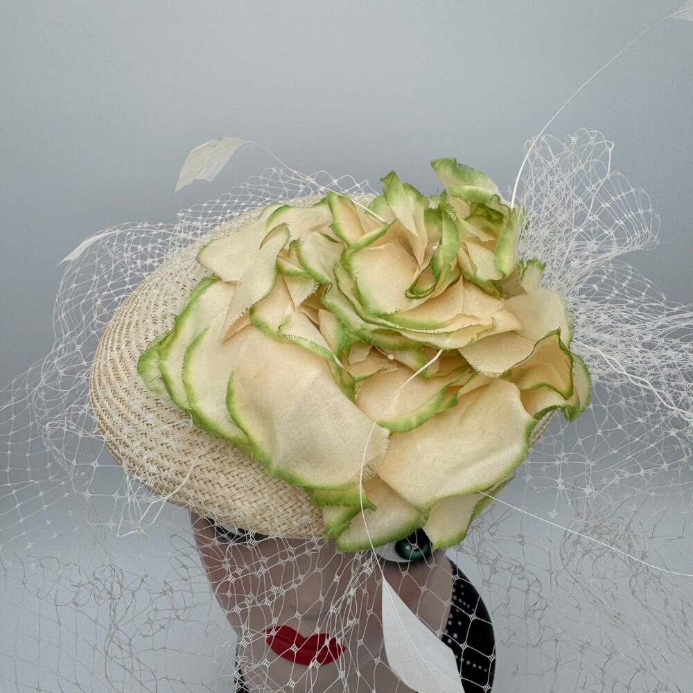 American Vintage Cream Hat with Green-Edged Floral Accent and Veil